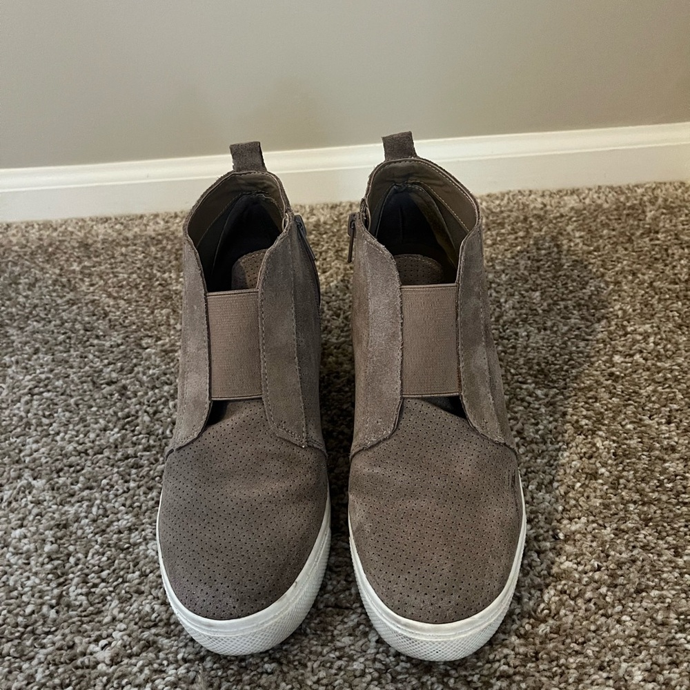 Taupe leather wedged booties